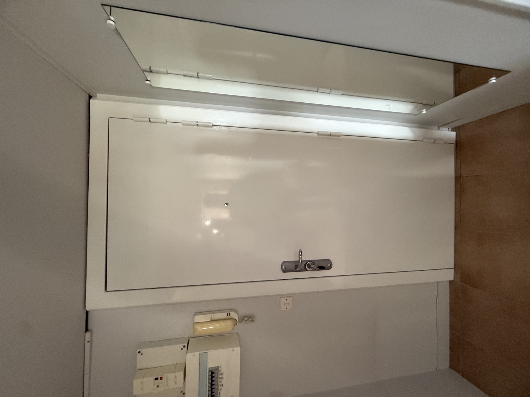 Porte blindée intérieure blanche avec miroir à proximité