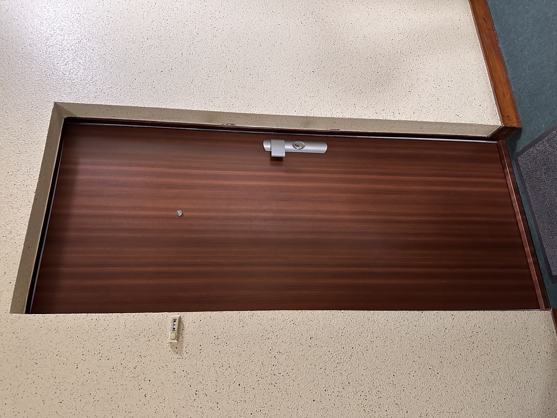 Finition de porte blindée bois