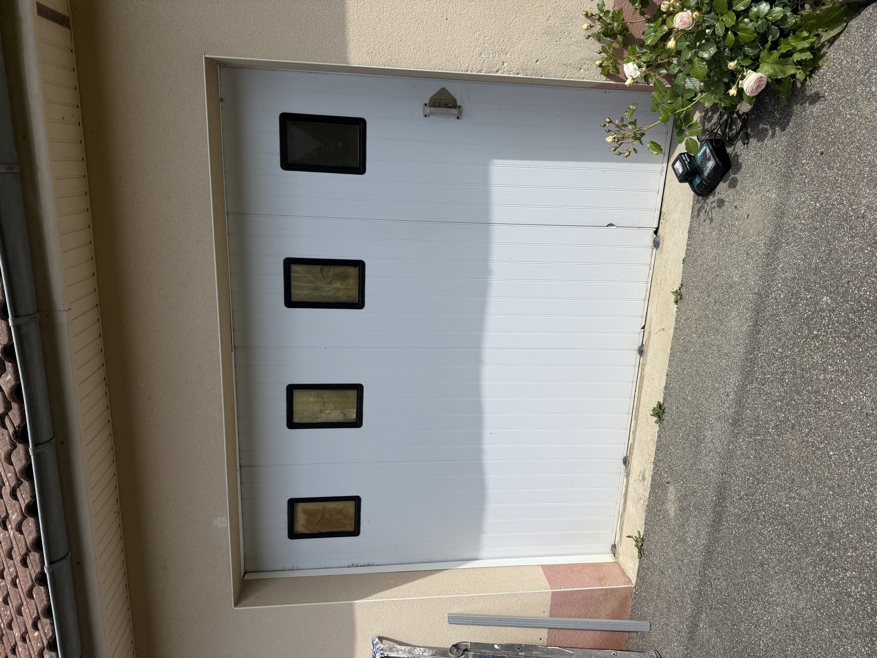 Porte de garage avant remplacement par une porte sectionnelle